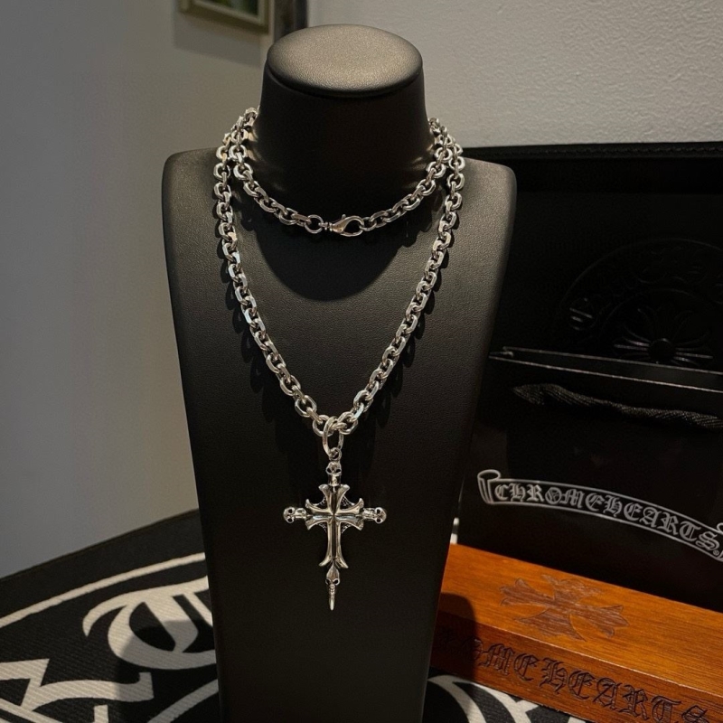 Ch*0me He**ts necklaces